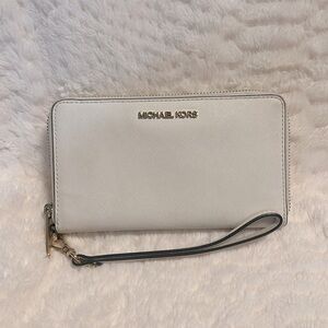 Michael Kors Jet set wallet with phone compartment. Like new